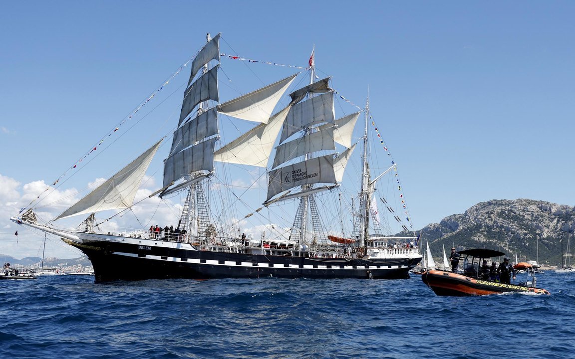 La llama olímpica de los Juegos de París llegó este miércoles a bordeo del velero Belem a territorio francés, al puerto de Marsella. EFE/EPA/SEBASTIEN NOGIER