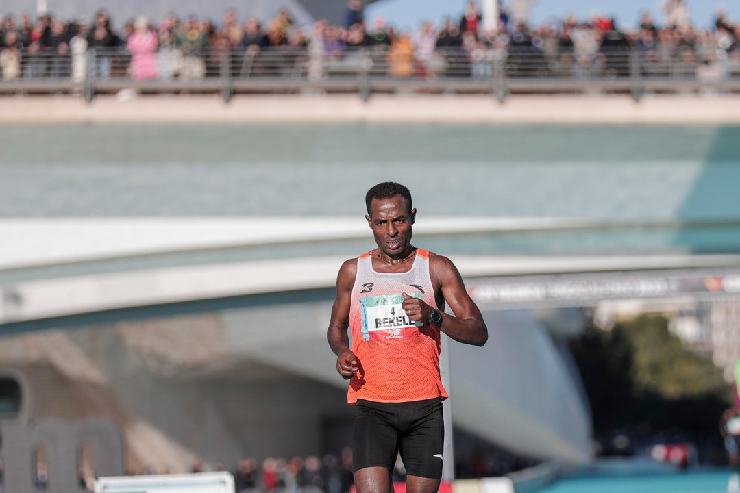 El legendario atleta keniano, Kenenisa Bekele, de 41 años, en una imagen de archivo en el Maratón de Valencia. EFE/Manuel Bruque