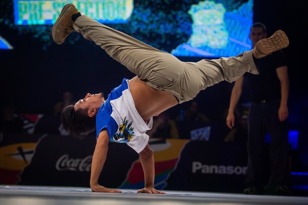 Edison de El Salvador compite en los clasificatorios de Breaking B-Boys de la Serie de clasificación olímpica 2024, en Budapest (Hungría).EFE/ Zoltan Balogh