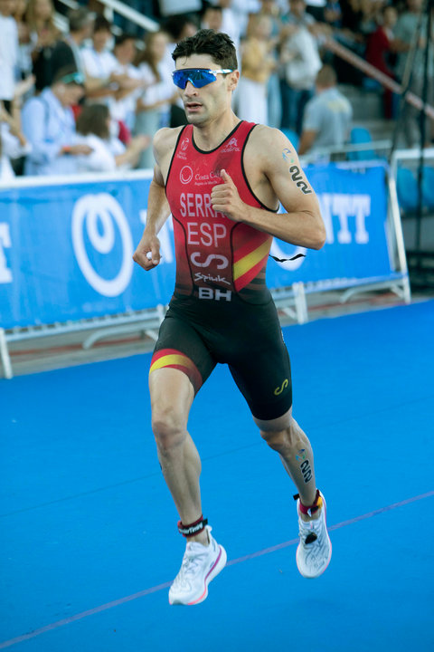 El español Antonio Serrat en la prueba de la Copa del Mundo de Triatlón, en una foto de archivo. EFE/ Salvador Sas