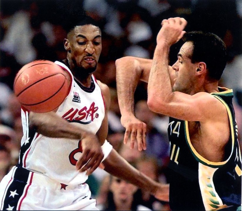 El brasileño Oscar Schmidt (d), máximo anotador histórico del torneo olímpico de baloncesto, ante el estadounidense Scottie Pippen en los Juegos de Atlanta 1996. Epa/ Jeff Haynes/Archivo