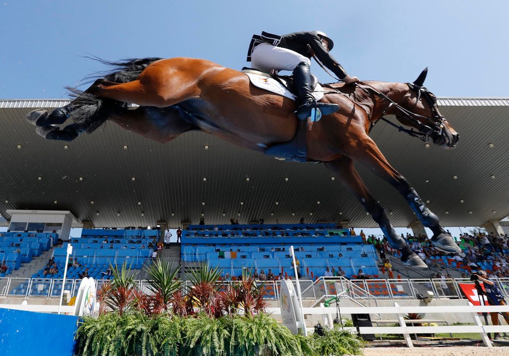 El español Eduardo Álvarez Aznar, con Rokfeller De Pleville, durante la prueba de saltos de los Juegos Olímpicos de Río 2016. EFE/EPA/JIM HOLLANDER