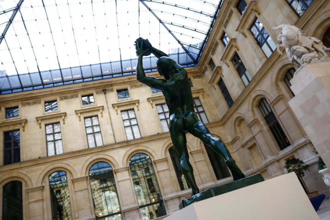 La escultura de bronce «El lanzador de disco finlandés» (C), de Kostas Dimitriadi, expuesta durante la inauguración de la exposición «Olimpismo.) EFE/EPA/Mohammed Badra