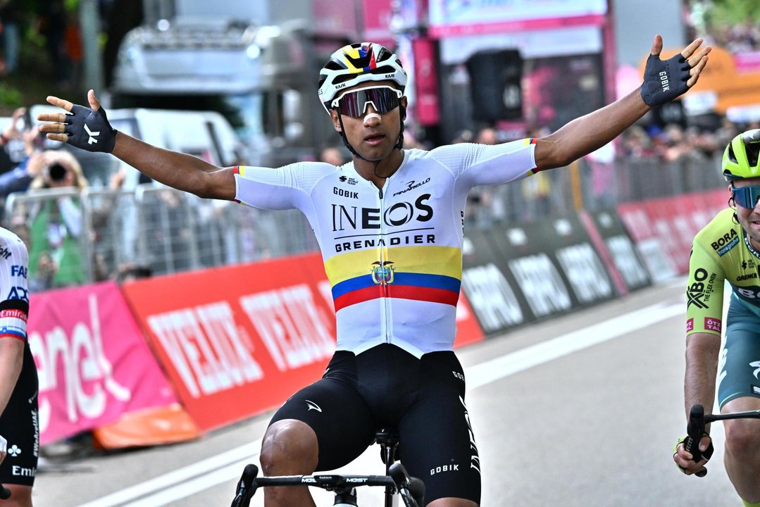 Fotografía de archivo del ecuatoriano Jhonatan Narváez durante el Giro d'Italia 2024. EFE/Luca Zennaro