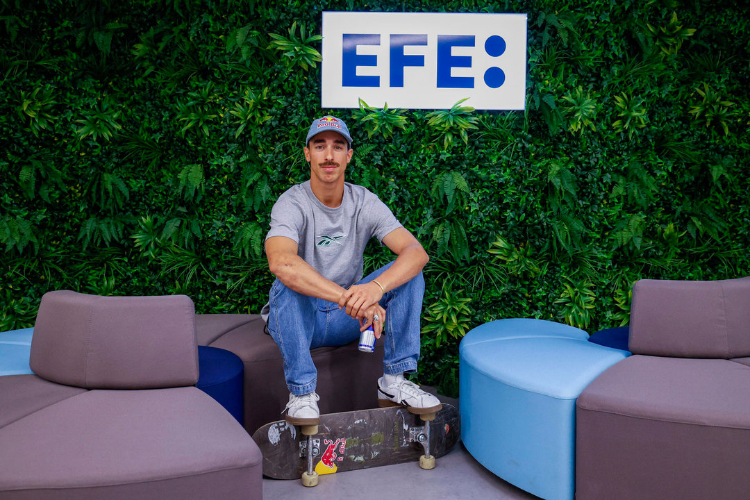 Danny León, el 'León de Móstoles', uno de los mejores patinadores del mundo, durante una entrevista con EFE. Tras quedar noveno en Tokio, y a un paso de la final, su objetivo es clasificarse esta semana en el preolímpico de Budapest para llegar a los Juegos de París, pelear por las medallas y disfrutar de la experiencia completa para compartir Villa con otros deportistas de renombre como Rafa Nadal o Carlos Alcaraz. EFE/ Lucia Goñi