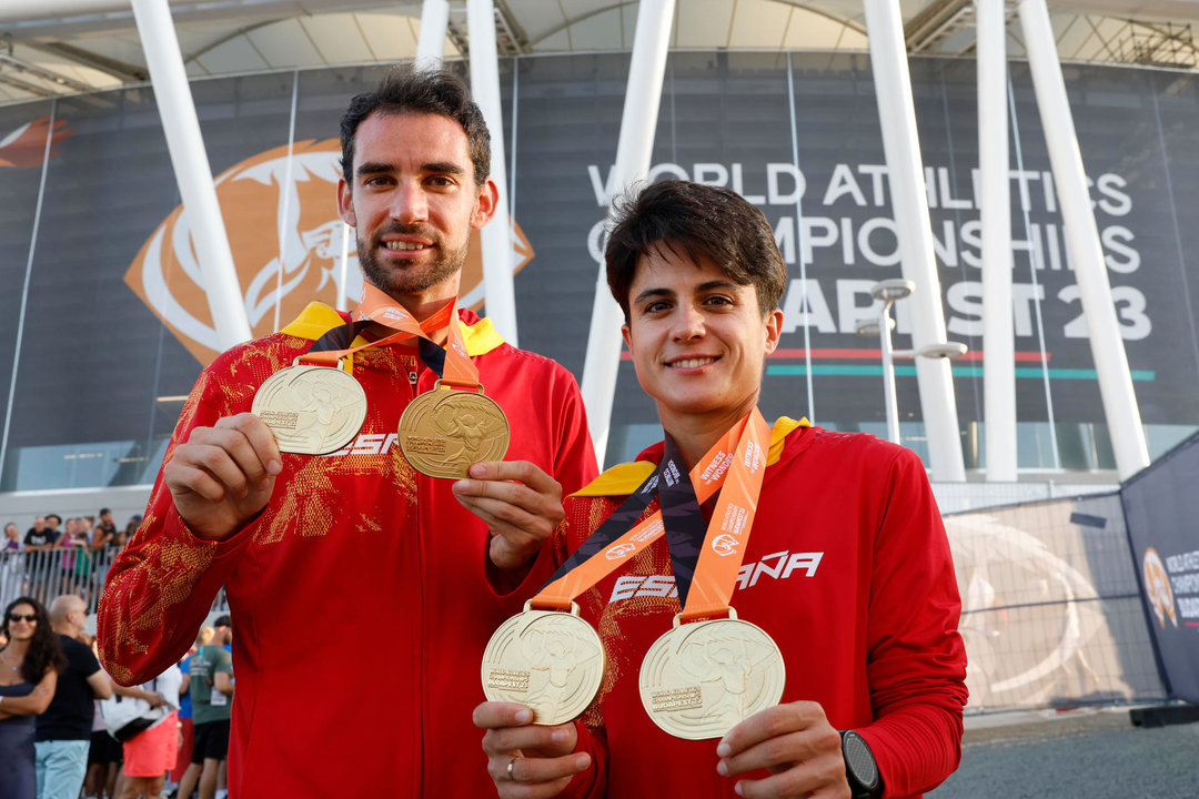 Los marchadores españoles Álvaro Martín (i) y María Pérez (d) posan con las medallas de oro conseguidas en los 20 y 35 kilómetros marcha en los Mundiales de atletismo de Budapest en 2023. EFE/ Javier Etxezarreta