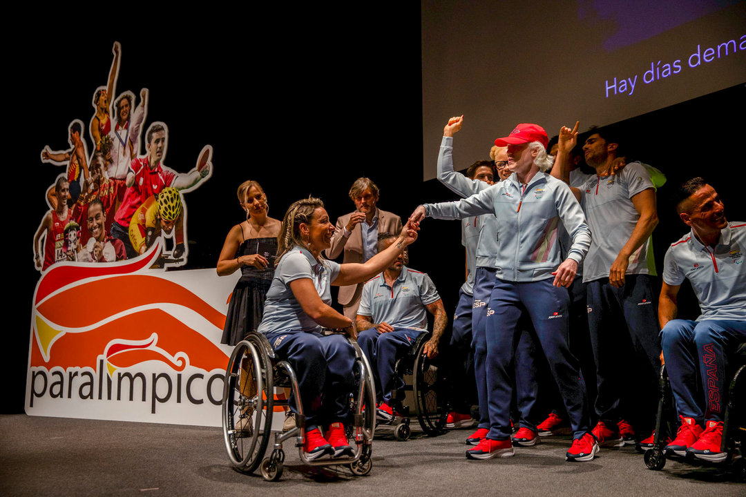 La jugadora de baloncesto en silla de ruedas Sonia Ruiz (i) y la judoka Marta Fernández bailan durante la presentación de la uniformidad oficial que vestirá el Equipo Paralímpico Español durante los Juegos de París 2024, en el Museo Picasso de Málaga, en una foto de archivo. EFE/Jorge Zapata