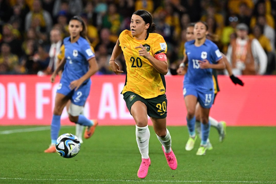 La futbolista australiana Sam Kerr en una fotografía de archivo durante un partido de cuartos de final entre Australia y Francia en el Mundial de fútbol femenino 2023 el pasado agosto en Brisbane.EFE/EPA/DARREN INGLATERRA AUSTRALIA Y NUEVA ZELANDA FUERA