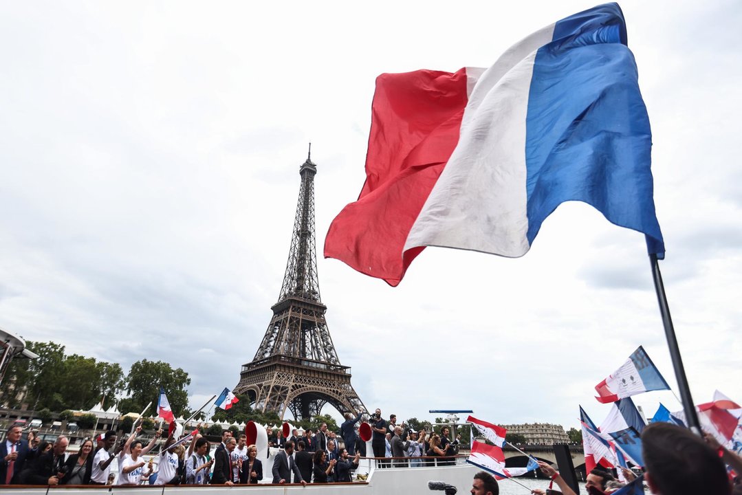 Imagen de archivo. París 2024 organiza un desfile en el que los atletas dan la bienvenida a la Antorcha Olímpica. (Francia) EFE/EPA/MOHAMMED BADRA