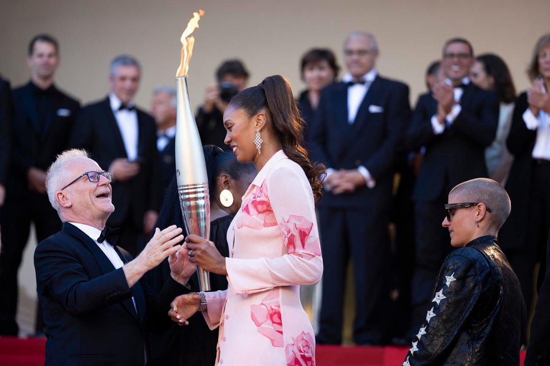 Iliana Rupert sostiene la Antorcha Olímpica en el estreno de 'Marcello Mio' durante el 77º Festival de Cine de Cannes, en Cannes, Francia, 21 de mayo de 2024. La película se presenta en competición del festival de cine que se celebrará del 14 al 25 de mayo de 2024. (Cine, Francia) EFE/EPA/ANDRÉ DOLOR