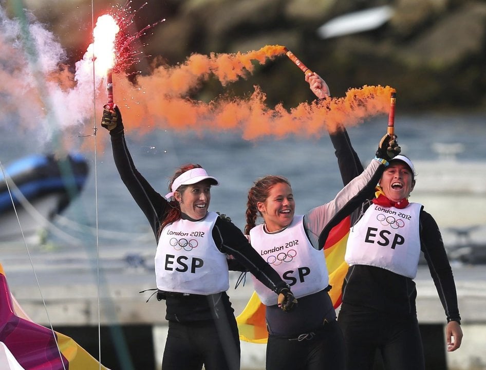 Támara Echegoyen, junto a sus compañeras Sofía Toro y Ángela Pumariega, celebran el oro conseguido en la clase Match Race Elliott 6 de los Juegos de Londres 2012, disputado en Weymouth, Reino Unido. EFE/Olivier Hoslet