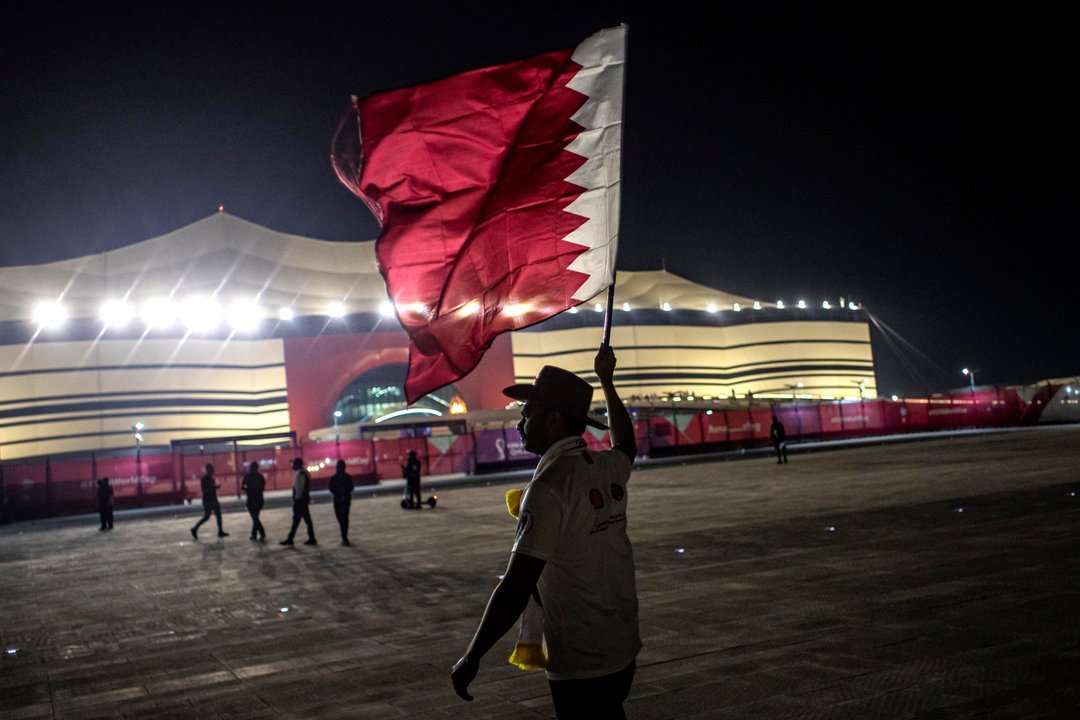 Un hombre sostiene una bandera de Catar antes de un evento deportivo. EFE/EPA/MARTIN DIVISEK/Archivo