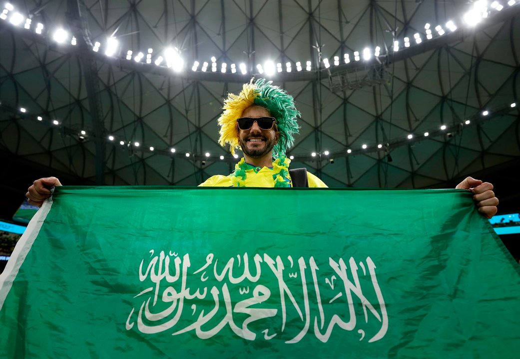 Un aficionado saudí sostiene la bandera de su país durante un partido del Mundial de Fútbol de Qatar, en una foto de archivo. EFE/EPA/Ronald Wittek