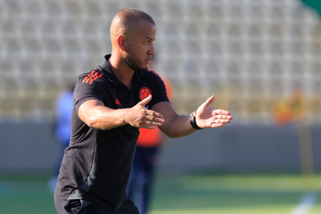 El seleccionador del equipo olímpico femenino de fútbol de Colombia, Ángelo Marsiglia, fue registrado este sábado, 13 de julio, reacciona este sábado, durante un partido amistoso internacional preparatorio para los Juegos Olímpicos de París 2024, en el estadio Jaime Morón de Cartagena (Colombia). EFE/Ricardo Maldonado