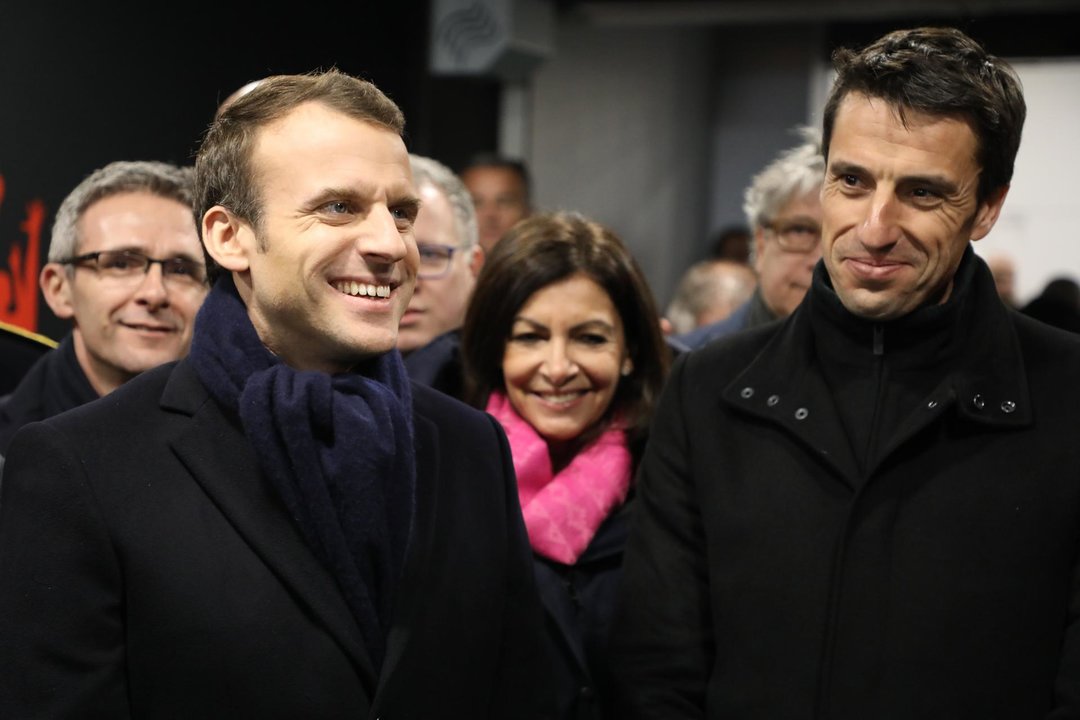 El presidente francés Emmanuel Macron, la alcaldesa de París, Anne Hidalgo, y el presidente del comité organizador de los Juegos, Tony Estanguet, en un imagen de 2018. EFE/Ludovic Marin/Archivo