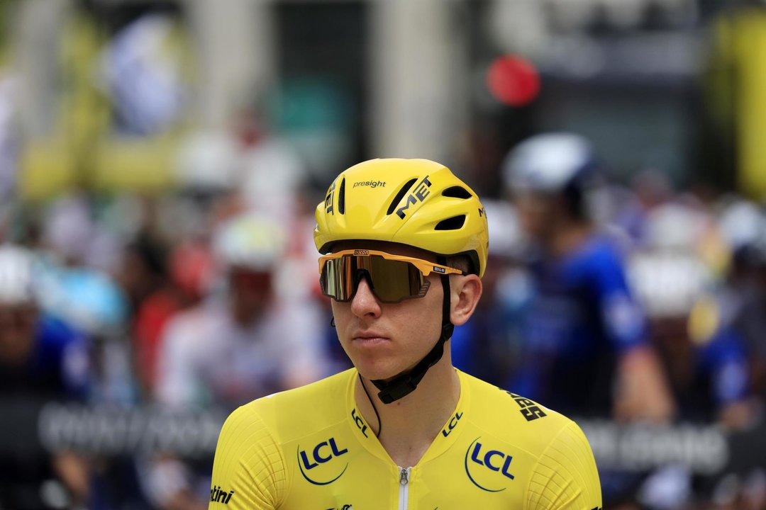 El ciclista esloveno Tadej Pogacar del equipo Emirates de los EAU en la décima etapa del Tour de Francia 2024, de 187 km, desde Orleans hasta Saint-Amand-Montrond, Francia. EFE/EPA/GUILLAUME HORCAJUELO