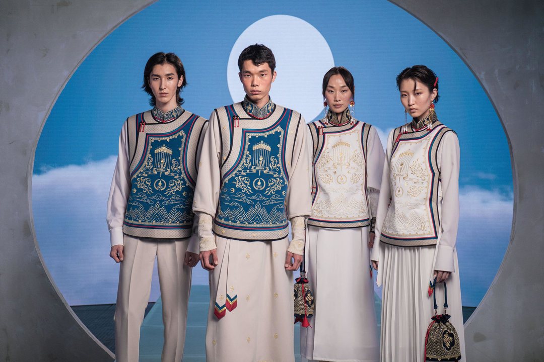 La delegación de Mongolia cautivó las redes sociales con el diseño de su uniforme para los Juegos Olímpicos de París 2024, que ha recibido elogios generalizados por su belleza, tradición y simbolismo. La creación, obra de la marca de moda Michel&Amazonka, fundada en 2015 en la capital del país asiático, Ulán Bator, viste a los 32 deportistas que desfilarán en las ceremonias de apertura y clausura con una mezcla de elementos modernos y tradicionales.-EFE/ Nima Khibkhenov/Michel&Amazonka