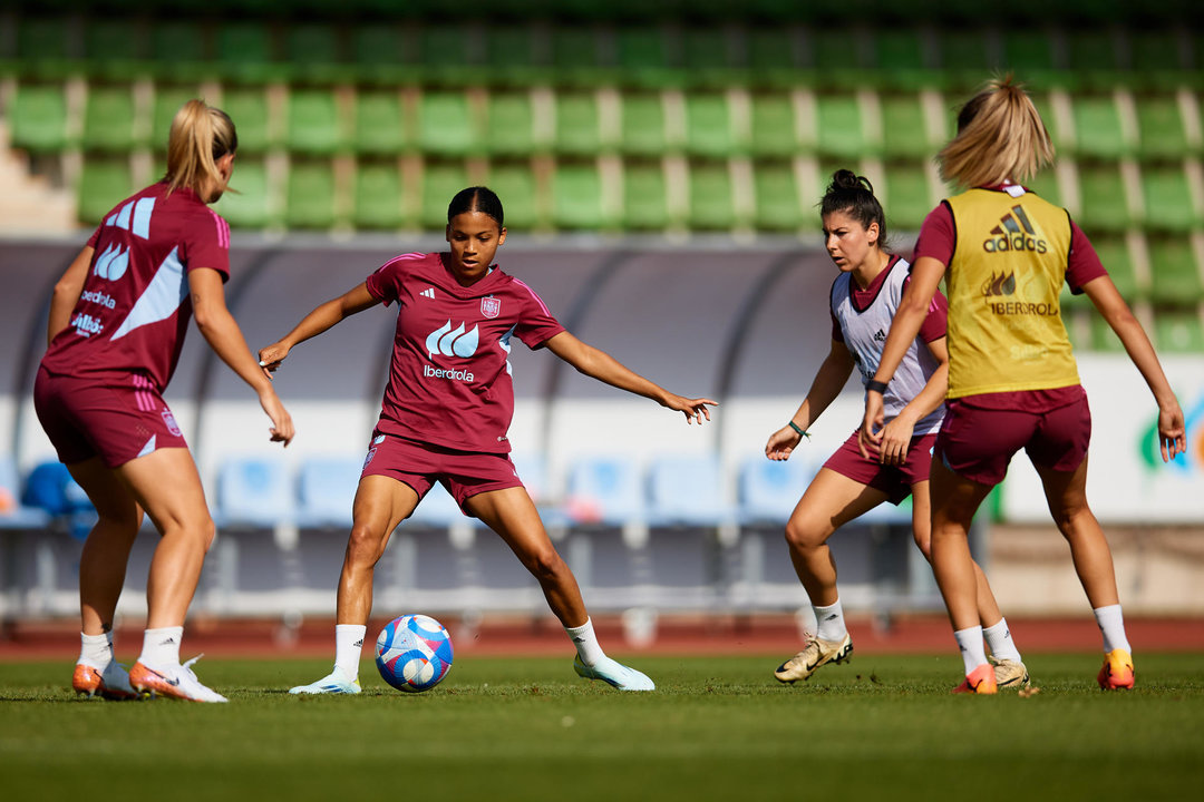 La selección española sigue preparando su estreno en los Juegos Olímpicos de París. Este viernes, las jugadoras han vuelto a ejercitarse sobre el césped del Campo A de la Ciudad del Fútbol de Las Rozas pensando en el duelo del próximo jueves 25 de julio ante Japón. EFE/ RFEF / David Aliaga