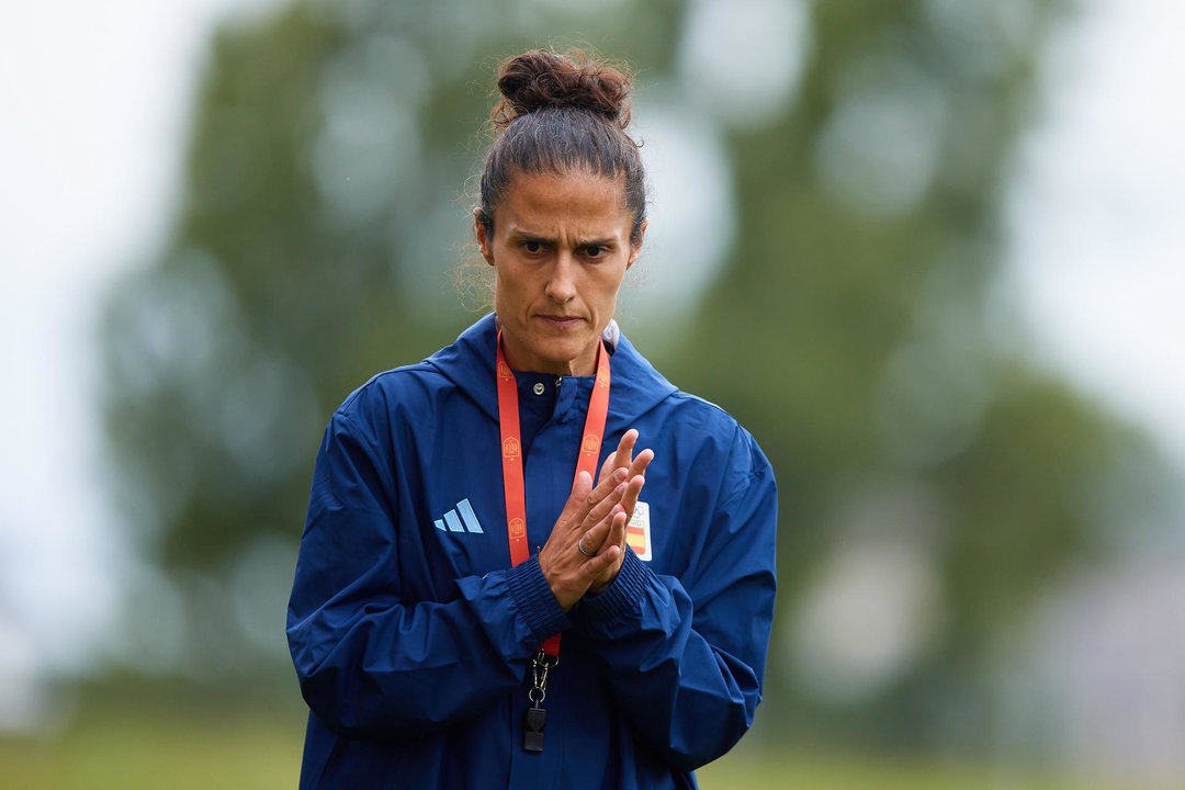 La entrenadora de la selección española Montse Tomé, durante el entrenamiento en el Stade Marcel Saupin de Nantes, con vistas al debut en los Juegos Olímpicos el jueves 25 de julio ante Japón.- EFE/ David Aliaga/RFEF