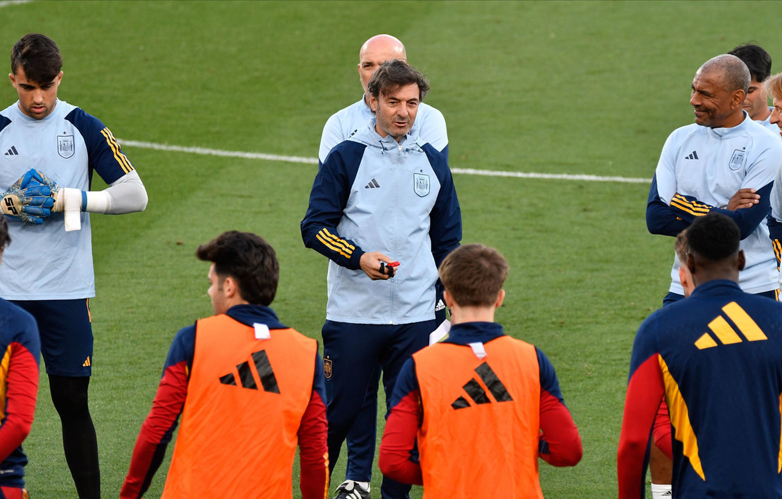 El entrenador de la selección española sub 21, Santi Denia (c), en foto de archivo de Carlos Barba. EFE