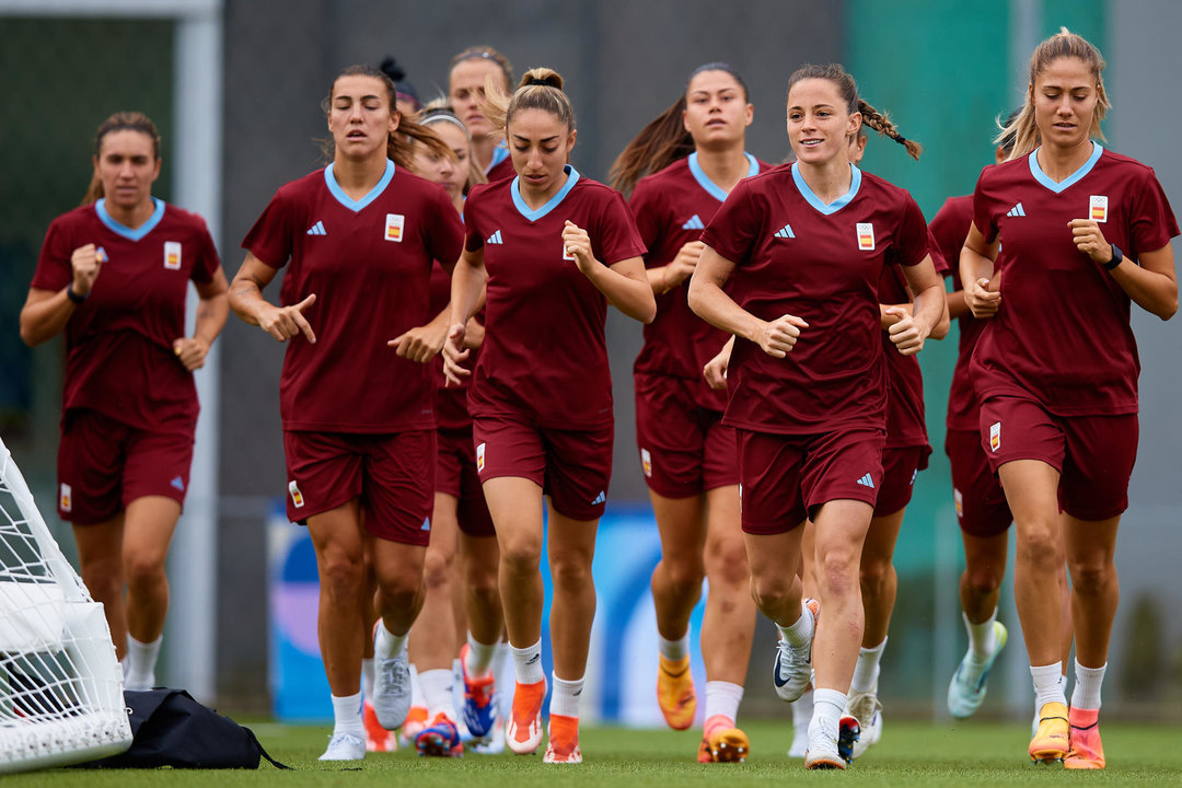 -Las jugadoras de la selección española durante el entrenamiento de ayer en el Stade Marcel Saupin de Nantes, con vistas al debut en los Juegos Olímpicos el jueves 25 de julio ante Japón.- EFE/ David Aliaga/RFEF