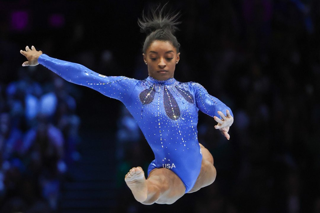 Simone Biles compite en una foto de archivo. EFE/EPA/OLIVIER MATTHYS