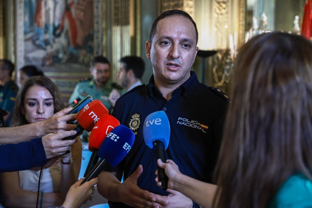 El inspector jefe de la Unidad Aérea de la Policía Nacional, Ángel Silex, durante la recepción del embajador español en Francia Victorio Redondo Baldrich a parte del contingente de 313 guardias civiles y policías nacionales españoles que prestarán apoyo a la seguridad de París 2024  EFE/EPA/CHRISTOPHE PETIT TESSON