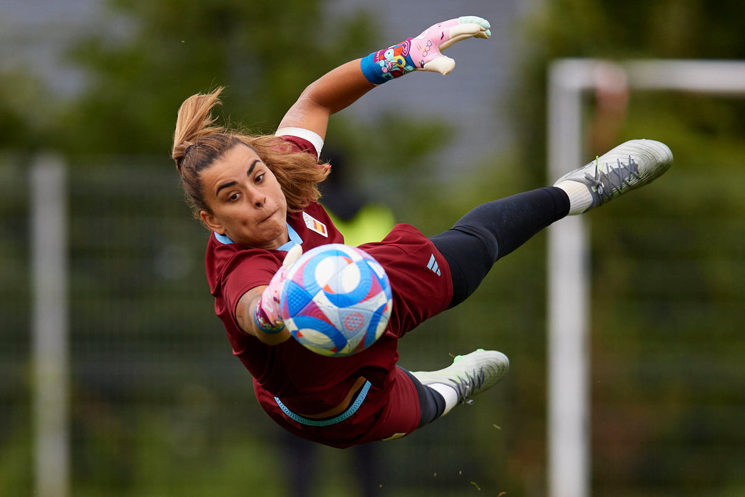 a portera de España Misa Rodríguez durante el entrenamiento de la Selección Española Femenina, este martes en el Stade L'Euraudiere de Nantes, para preparar su participación en los Juegos Olímpicos de París. EFE/RFEF/David_Aliaga