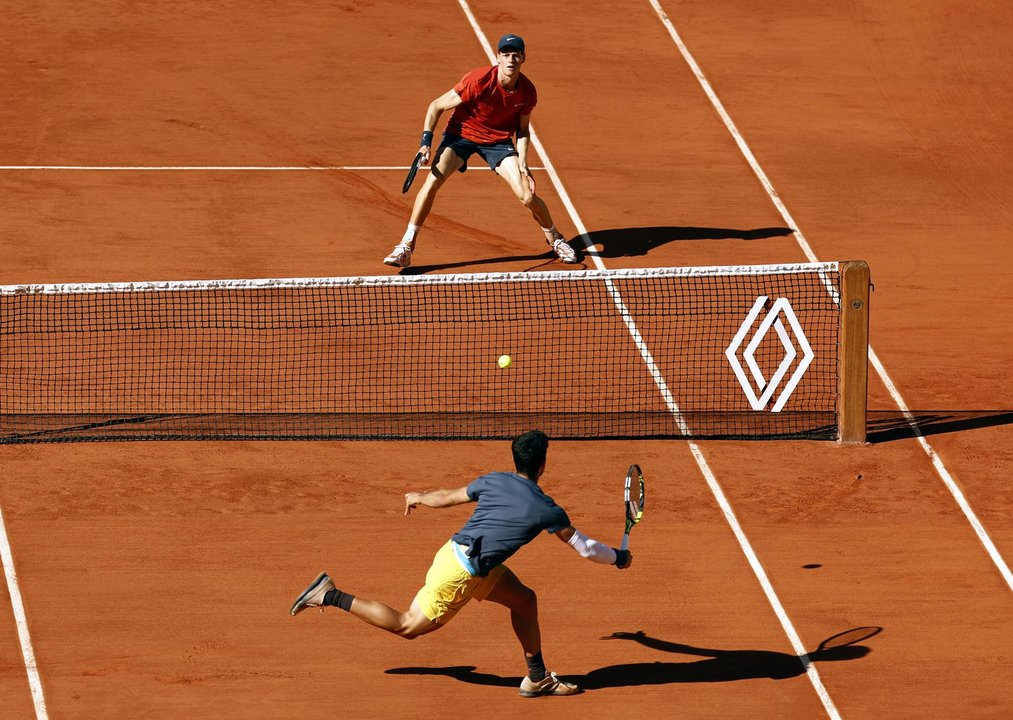 Carlos Alcaraz y Jannik Sinner (arriba) en Roland Garros en París, Francia. EFE/EPA/MOHAMMED BADRA