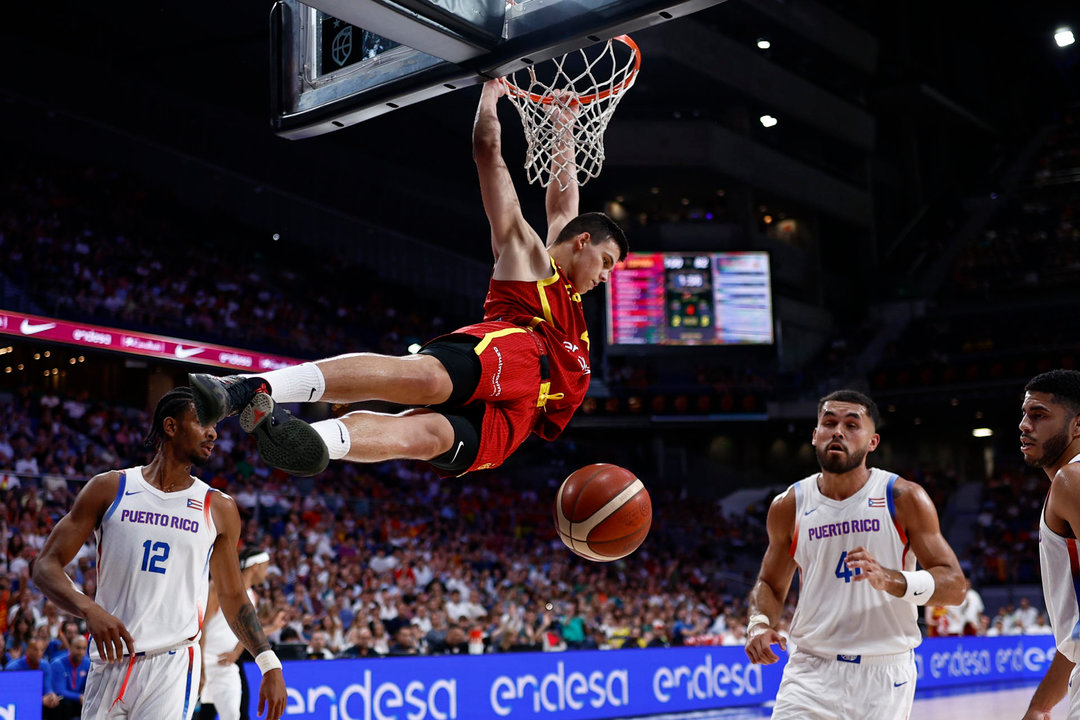 El pivot de la selección española Jaime Pradillo machaca la canasta durante el partido amistoso que han disputado frente a Puerto Rico previo a los Juegos Olímpicos París 2024 en el Wizink Center en Madrid. EFE/Rodrigo Jiménez