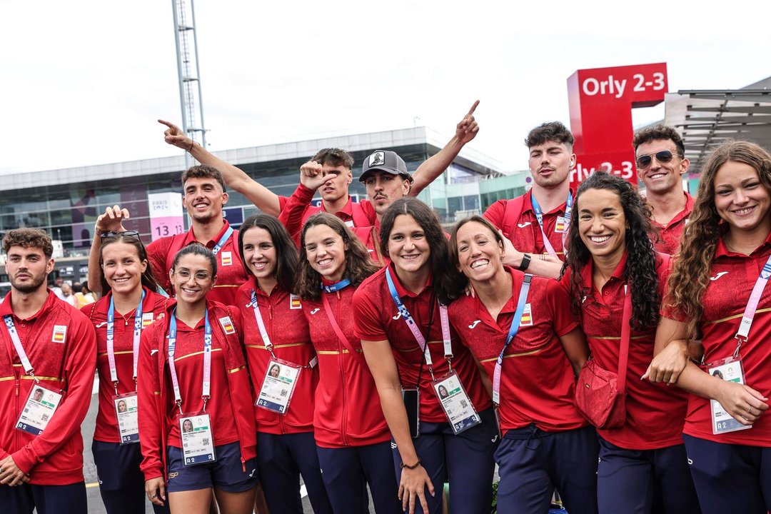 El eequipo español de natación llega a París. EFE/EPA/TERESA SUAREZ