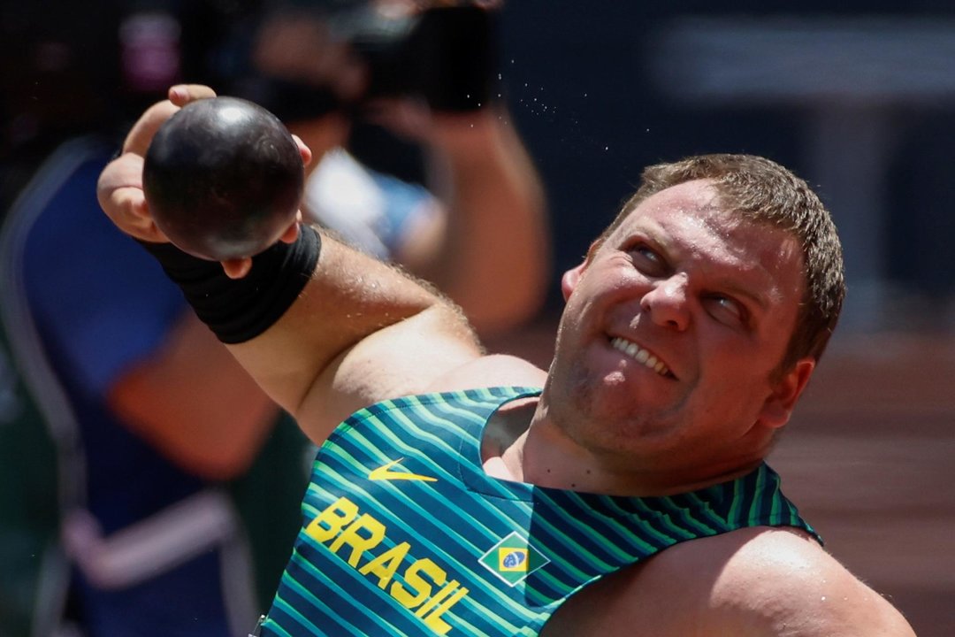 Fotografía de archivo, tomada el 5 de agosto de 2021, en la que se registró al deportista brasileño Darlan Romani, durante la final de la prueba masculina del lanzamiento de bala del atletismo de los Juegos Olímpicos 2020, en el Estadio Olímpico de Tokio (Japón). EFE/Alberto Estévez