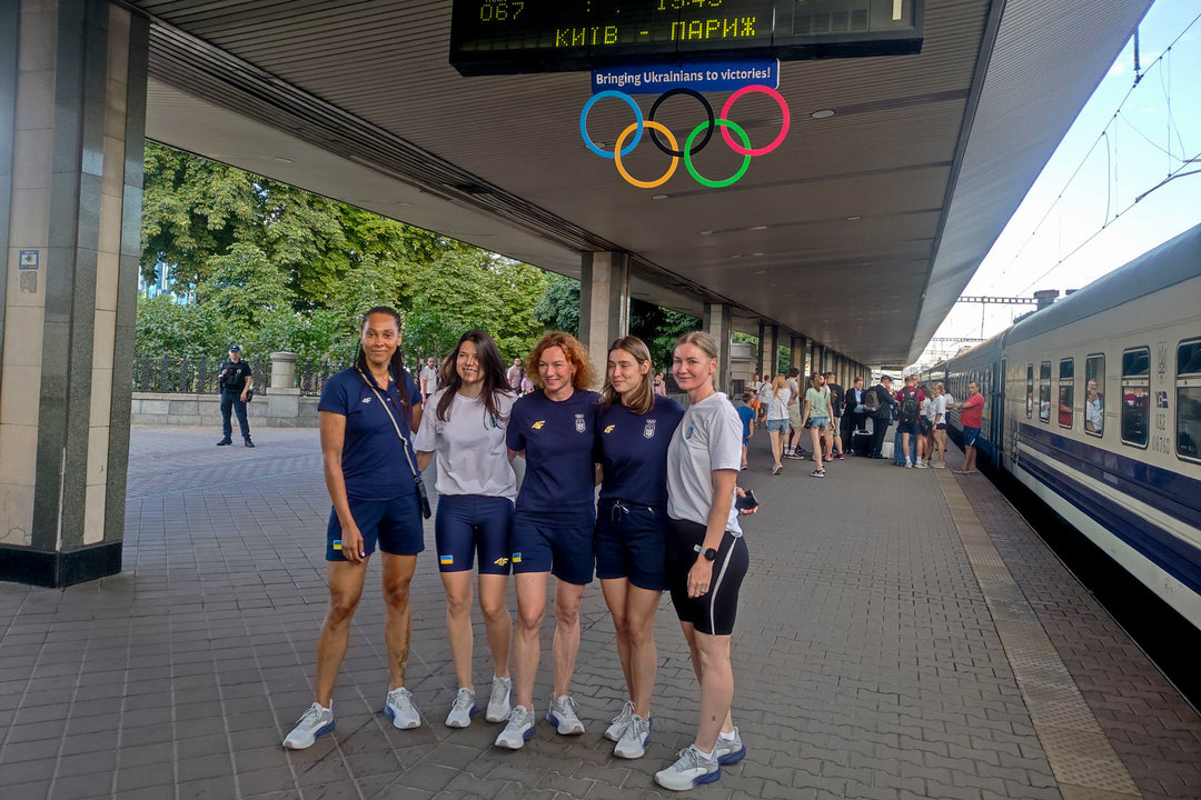 Integrantes del equipo olímpico ucraniano antes de partir en tren desde Kiev hasta Polonia para volar desde allí a París y participar en los Juegos. Cerca de un centenar de integrantes de la delegación olímpica ucraniana partieron el martes por la noche en tren de la estación de Kiev con rumbo a Polonia para viajar desde allí en avión a París, donde está previsto que aterricen la tarde del miércoles para competir en los Juegos. EFE/ Marcel Gascón