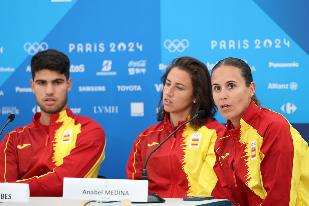 La tenista Anabel Medina (d), junto a Sara Sorribes (c) y Carlos Alcaraz, durante una rueda de prensa convocada por los integrantes del equipo olímpico español de tenis de cara a su participación en los Juegos Olímpicos de París 2024, en la capital francesa. EFE/ Sashenka Gutiérrez