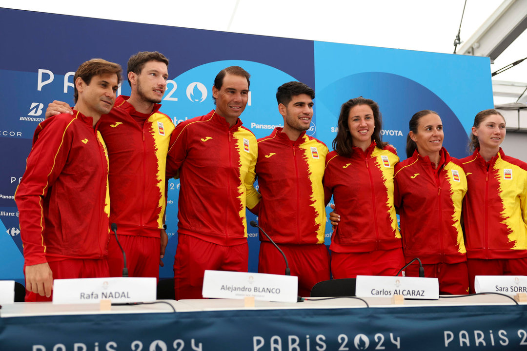 (De izq a der) Los integrantes del equipo olímpico español de tenis David Ferrer, Pablo Carreño, Rafa Nadal, Carlos Alcaraz, Sara Sorribes, Anabel Medina y Cristina Bucsa posan durante una rueda de prensa convocada por los integrantes del equipo olímpico español de tenis de cara a su participación en los Juegos Olímpicos de París 2024, en la capital francesa. EFE/ Sashenka Gutiérrez