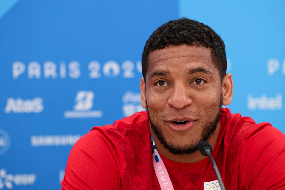 El integrante del equipo olímpico español de boxeo Emmanuel Reyes Pla, durante la rueda de prensa convocada por el equipo de cara a su participación en los Juegos Olímpicos de París 2024, en la capital francesa. EFE/Sashenka Gutiérrez