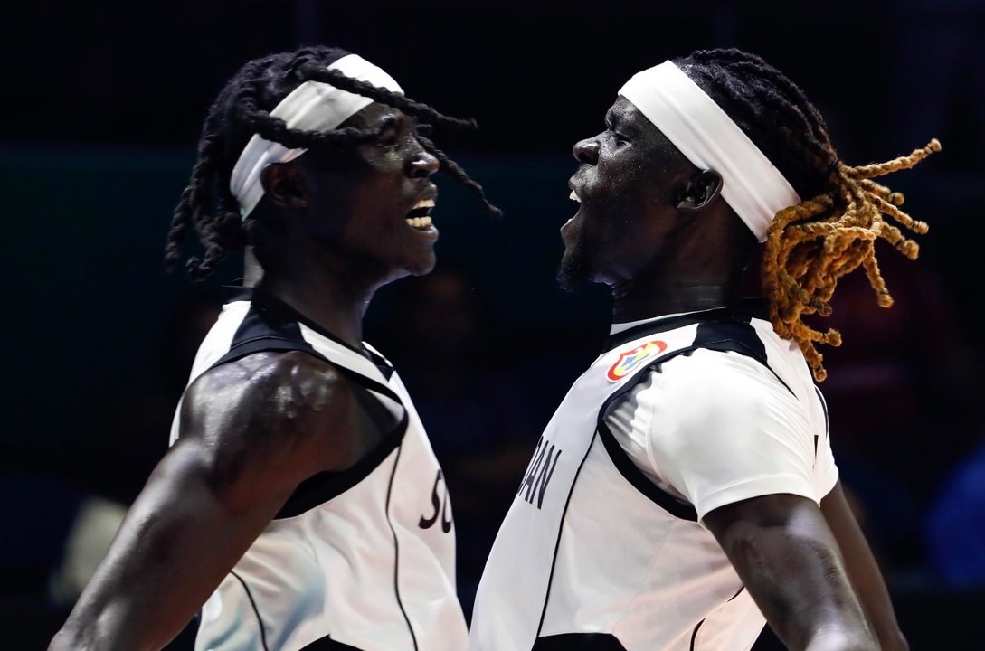 Los jugadores de Sudán del Sur, Wenyen Gabriel (iz) y Nuni Omot. EFE/EPA/ROLEX DELA PENA