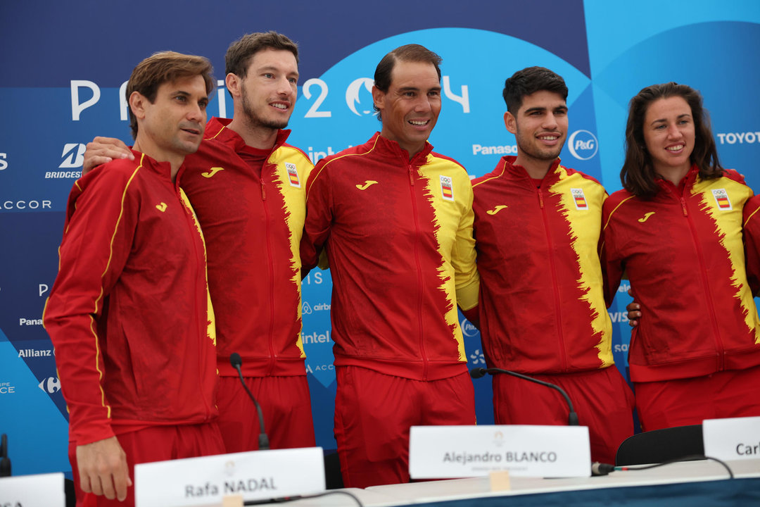 PARÍS (FRANCIA), 24/07/2024.- (De izq a der) Los integrantes del equipo olímpico español de tenis David Ferrer, Pablo Carreño, Rafa Nadal, Carlos Alcaraz y Sara Sorribes, durante una rueda de prensa convocada por los integrantes del equipo olímpico español de tenis de cara a su participación en los Juegos Olímpicos de París 2024, este miércoles en la capital francesa. EFE/ Sashenka Gutiérrez