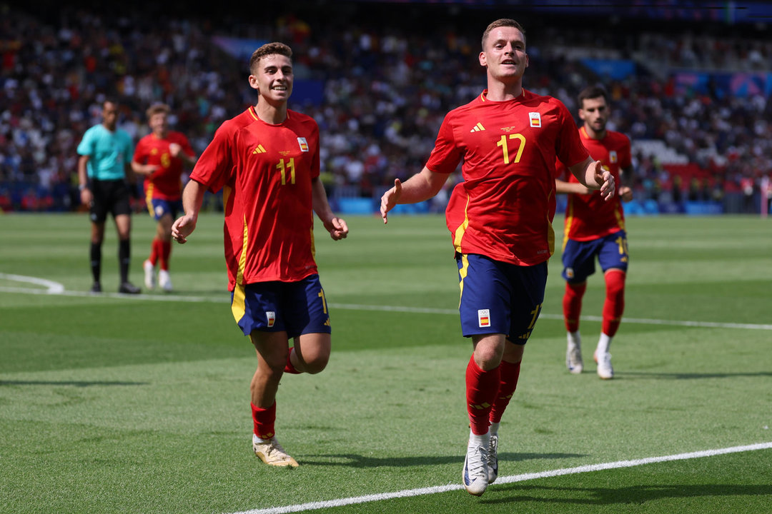 El centrocampista español Sergio Gómez (d) celebra tras marcar el 1-2 ante el equipo uzbeco durante el partido de la fase de grupos de los Juegos Olímpicos que España y Uzbekistán disputaron en el Parque de los Príncipes de París.  EFE/ Miguel Gutiérrez