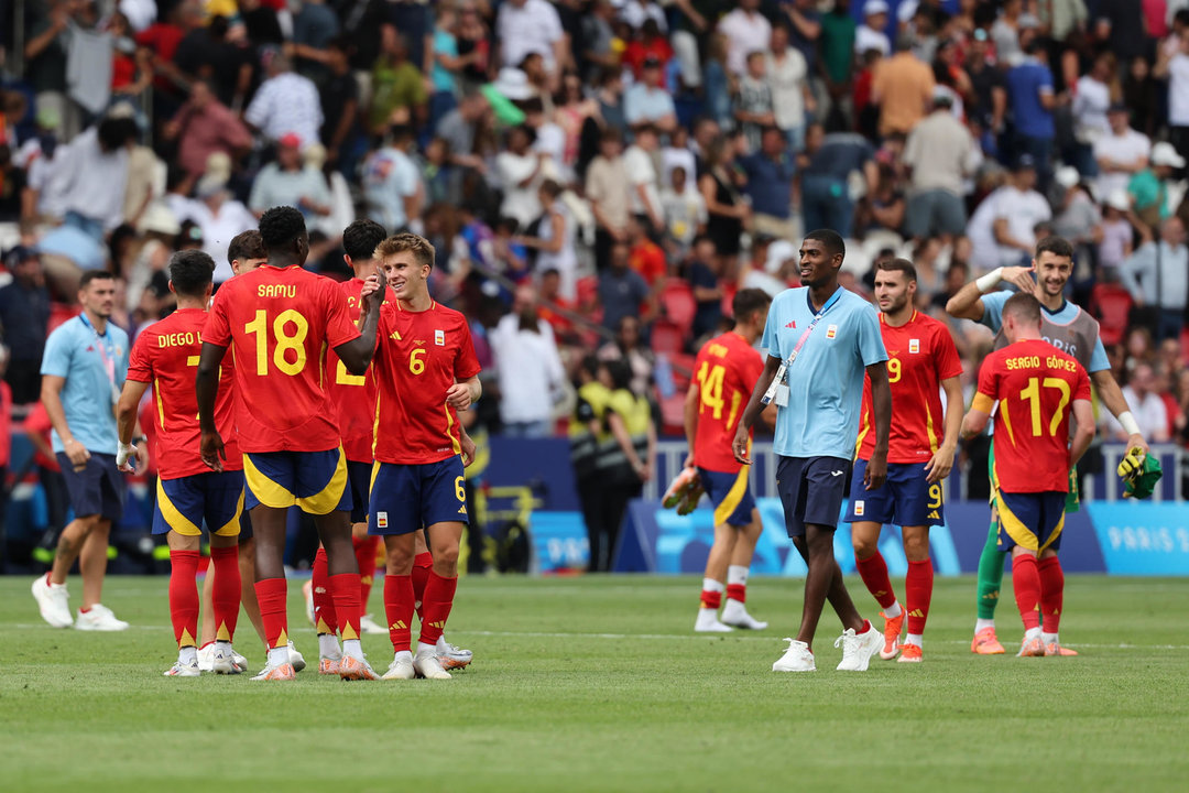 Los jugadores españoles celebran la victoria al término del partido de la fase de grupos de los Juegos Olímpicos que España y Uzbekistán disputaron en el Parque de los Príncipes de París.  EFE/ Miguel Gutiérrez