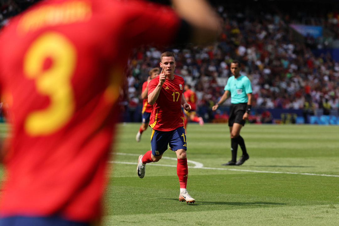 El centrocampista español Sergio Gómez (c) celebra tras marcar el 1-2 ante el equipo uzbeco durante el partido de la fase de grupos de los Juegos Olímpicos que España y Uzbekistán disputaron en el Parque de los Príncipes de París.. EFE/Miguel Gutierrez