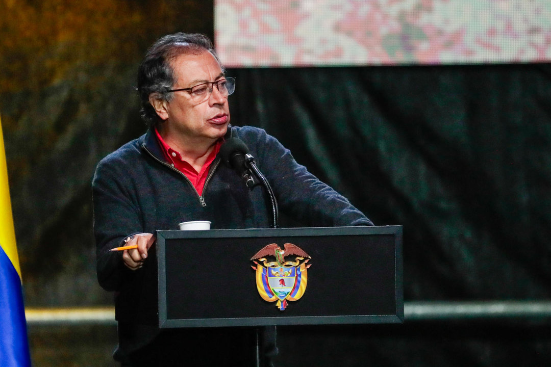 El presidente de Colombia, Gustavo Petro, habla este lunes en la Plaza de Toros La Santamaría en Bogotá (Colombia). EFE/Carlos Ortega