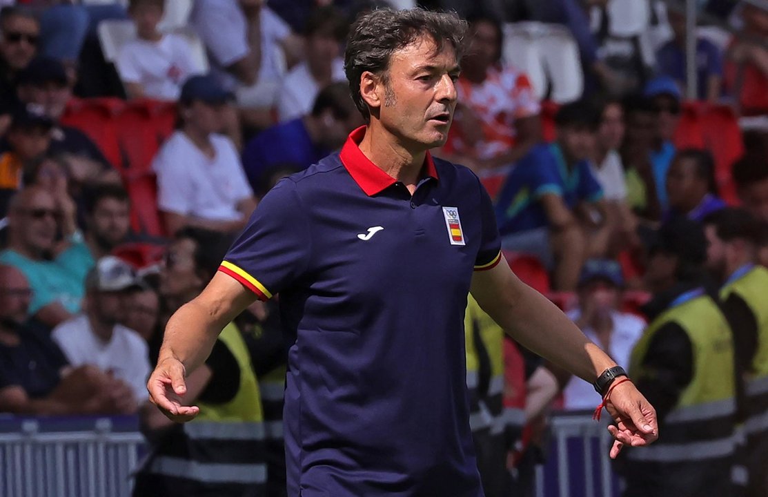 El seleccionador español Santi Denia durante el partido de la fase de grupos de los Juegos Olímpicos que España y Uzbekistán disputaron en el Parque de los Príncipes de París. EFE/EPA/Teresa Suarez