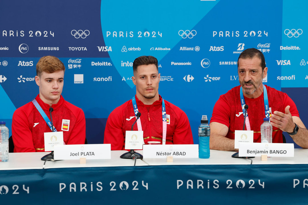 Los integrantes del equipo masculino olímpico español de gimnasia artística Joel Plata (i) y Néstor Abad (c) y el seleccionador Benjamín Bango (d) ofrecen una rueda de prensa convocada por el equipo de cara a su participación en los Juegos Olímpicos de París 2024, en la capital francesa. EFE/ Chema Moya