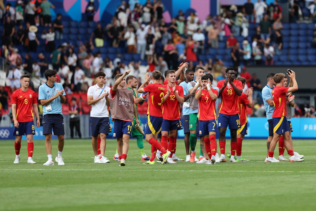 Los jugadores españoles celebran la victoria al término del partido de la fase de grupos de los Juegos Olímpicos que España y Uzbekistán disputaron en el Parque de los Príncipes de París.  EFE/ Miguel Gutiérrez