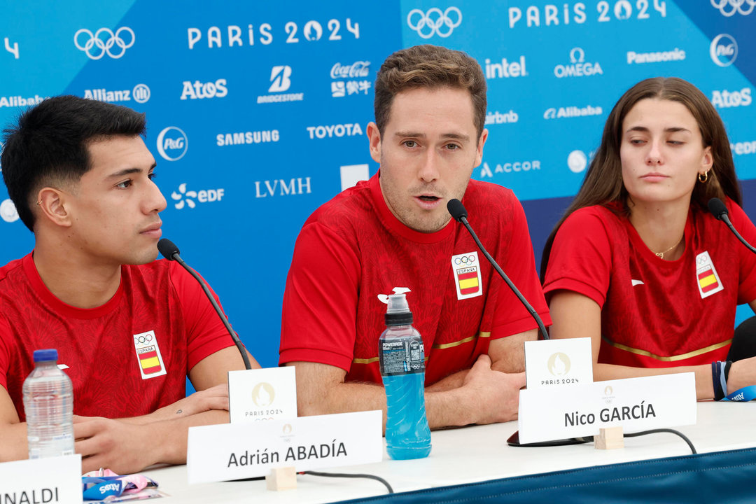 Los integrantes del olímpico español de saltos Nico García (c), Adrián Abadía (i) y Ana Carvajal (d), durante una rueda de prensa convocada por el equipo de cara a su participación en los Juegos Olímpicos de París 2024. EFE/ Chema Moya