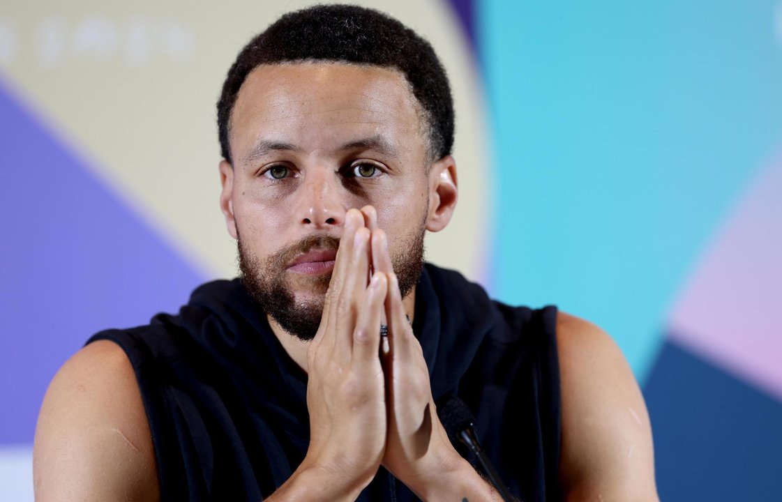 Stephen Curry, una de las grandes estrellas del equipo de Estados Unidos, gran favorito para ganar el oro en el torneo de baloncesto de los Juegos de París 2024, declaró, durante una rueda de prensa este jueves en París, que contra quien más le "hará ilusión jugar" es "contra quienquiera que esté en la final". EFE/EPA/MAST IRHAM