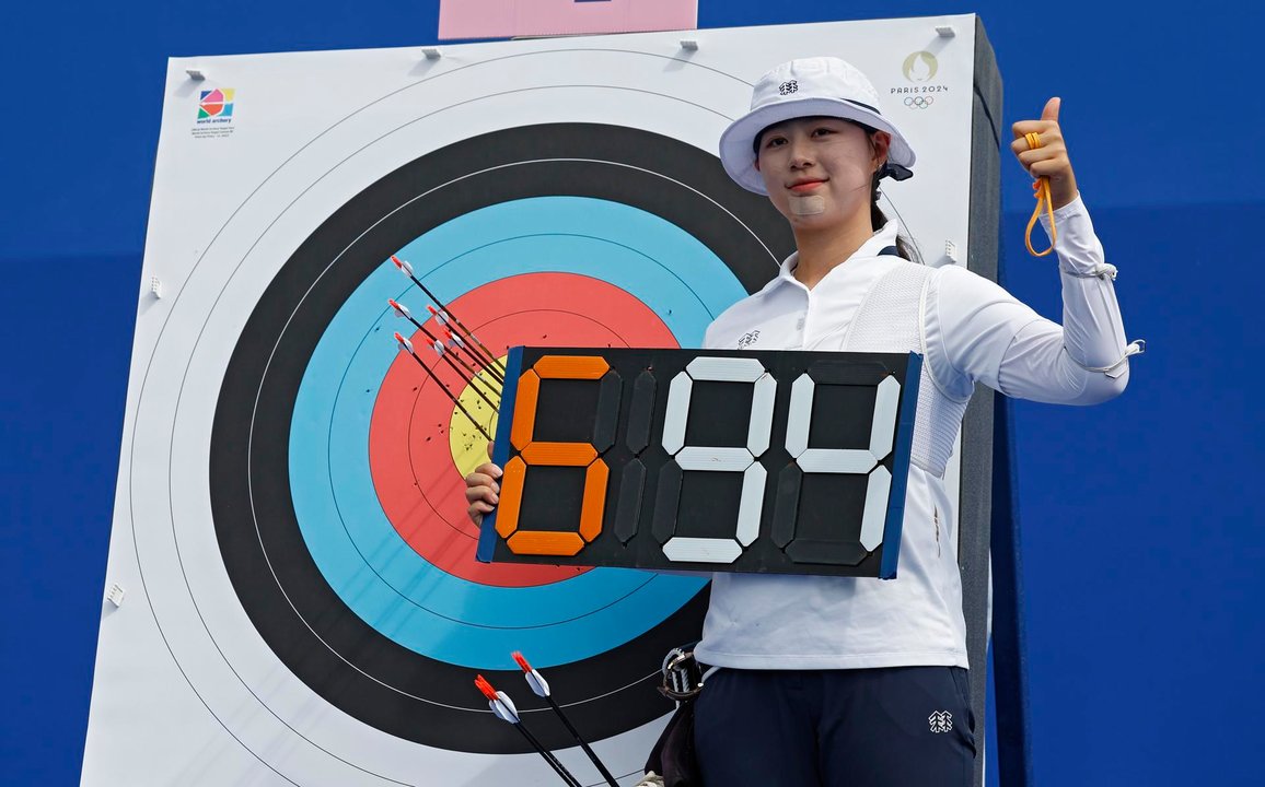 La surcoreana Lim Sihyeon, de 21 años, abrió la veda de los récord olímpicos y mundiales en estos Juegos de París al completar en la ronda clasificatoria 694 puntos en el tiro con arco, la mejor marca femenina de la historia. EFE/EPA/CAROLINE BREHMAN