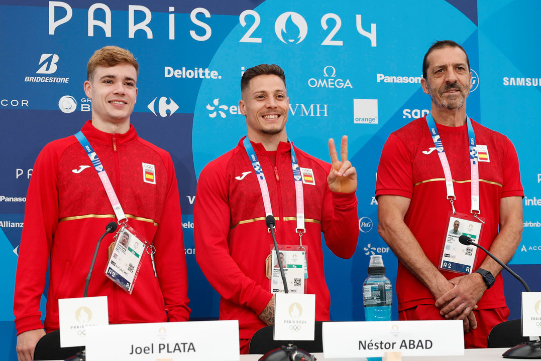 Los integrantes del equipo masculino olímpico español de gimnasia artística Joel Plata (i) y Néstor Abad (c) y el seleccionador Benjamín Bango (d) ofrecen una rueda de prensa convocada por el equipo de cara a su participación en los Juegos Olímpicos de París 2024, este jueves, en la capital francesa. EFE/ Chema Moya