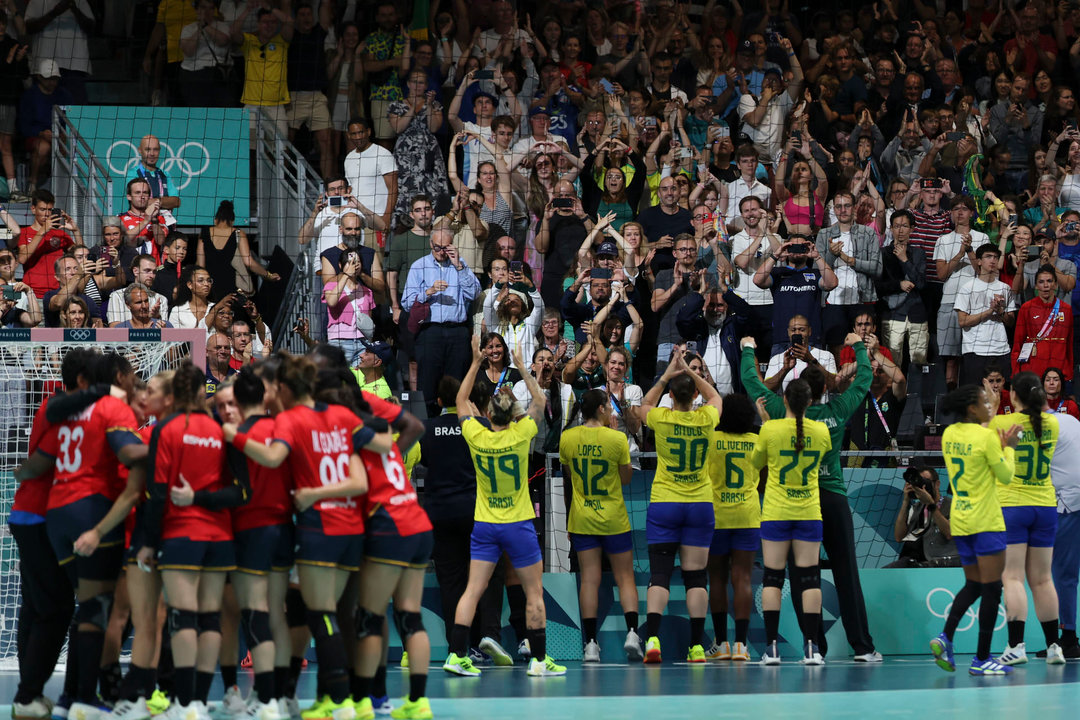 Las jugadoras de Brasil celebran la victoria ante España. EFE/ Kiko Huesca